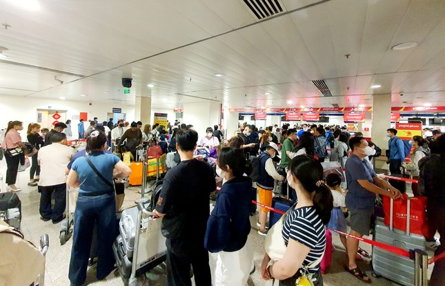 Sân bay Tân Sơn Nhất đông nghịt, khách vật vã từ mờ sáng 27 Tết ảnh 2