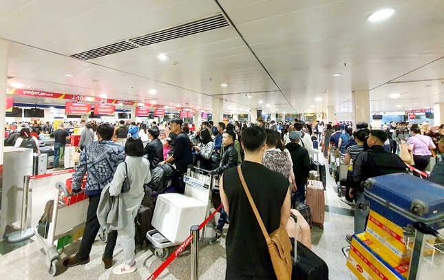 Sân bay Tân Sơn Nhất đông nghịt, khách vật vã từ mờ sáng 27 Tết ảnh 3