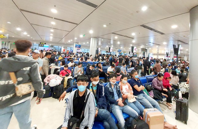 Sân bay Tân Sơn Nhất đông nghịt, khách vật vã từ mờ sáng 27 Tết ảnh 5