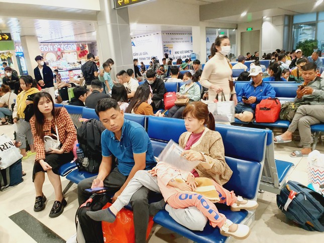 Sân bay Tân Sơn Nhất đông nghịt, khách vật vã từ mờ sáng 27 Tết ảnh 6