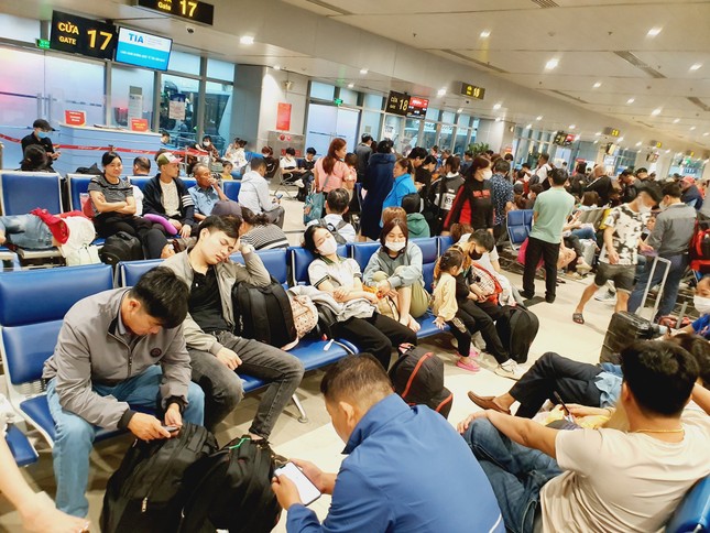 Sân bay Tân Sơn Nhất đông nghịt, khách vật vã từ mờ sáng 27 Tết ảnh 9