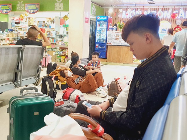 Sân bay Tân Sơn Nhất đông nghịt, khách vật vã từ mờ sáng 27 Tết ảnh 11