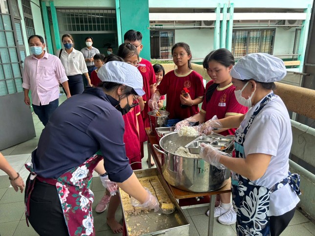 Trường học mời phụ huynh vào bếp kiểm tra, ăn cơm cùng con ảnh 6