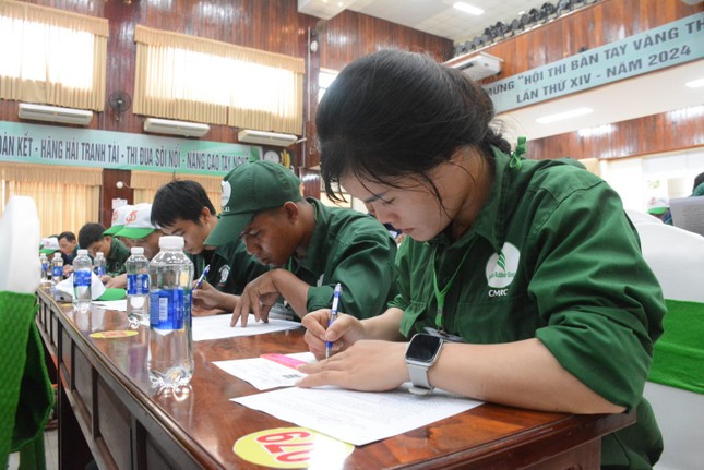 Chùm ảnh độc lạ tìm bàn tay vàng trong "làng" cạo mủ cao su ảnh 7