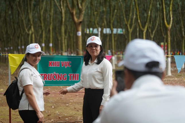 Chùm ảnh độc lạ tìm bàn tay vàng trong "làng" cạo mủ cao su ảnh 10