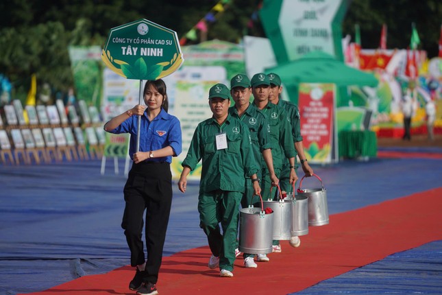 Chùm ảnh độc lạ tìm bàn tay vàng trong "làng" cạo mủ cao su ảnh 5