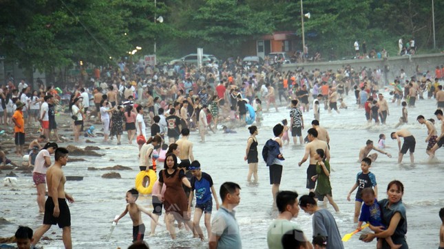 Hàng vạn người ngụp lặn biển Đồ Sơn ngập rác, nước đục ngầu ảnh 9