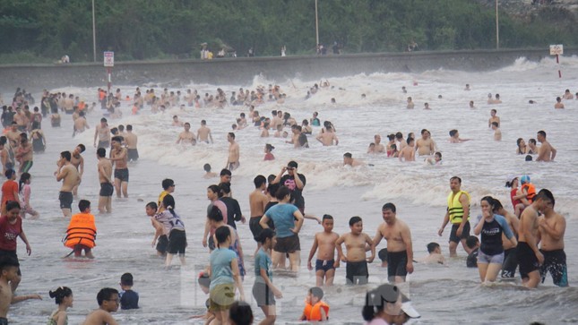 Hàng vạn người ngụp lặn biển Đồ Sơn ngập rác, nước đục ngầu ảnh 4