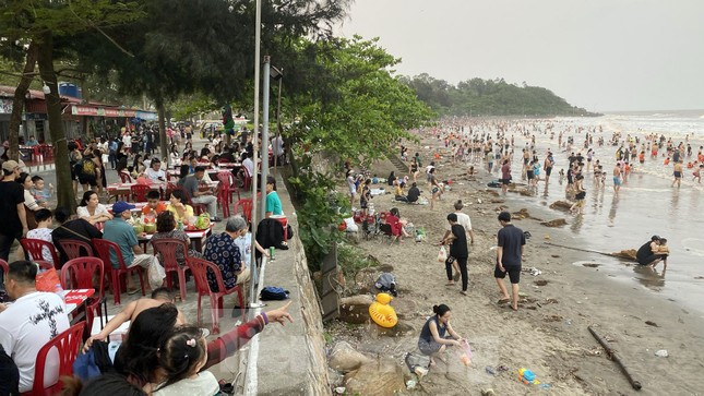 Hàng vạn người ngụp lặn biển Đồ Sơn ngập rác, nước đục ngầu ảnh 5
