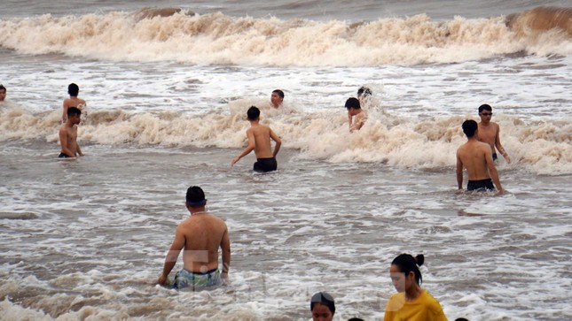 Hàng vạn người ngụp lặn biển Đồ Sơn ngập rác, nước đục ngầu ảnh 8