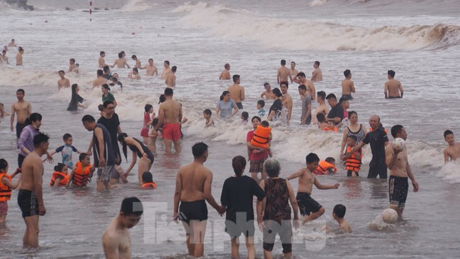 Hàng vạn người ngụp lặn biển Đồ Sơn ngập rác, nước đục ngầu ảnh 3