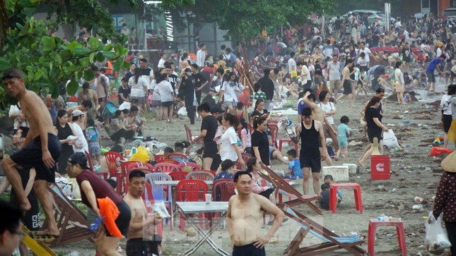 Hàng vạn người ngụp lặn biển Đồ Sơn ngập rác, nước đục ngầu ảnh 6
