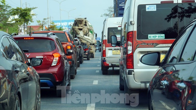 Hàng vạn người ngụp lặn biển Đồ Sơn ngập rác, nước đục ngầu ảnh 10