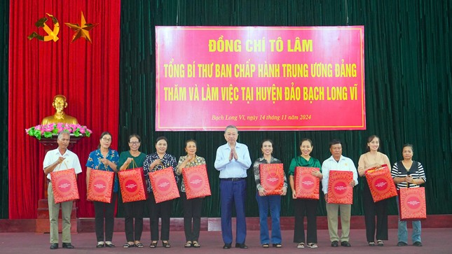 Tổng Bí thư Tô Lâm thăm và làm việc tại huyện đảo Bạch Long Vĩ ảnh 6