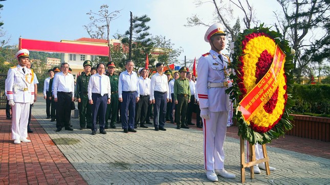 Tổng Bí thư Tô Lâm thăm và làm việc tại huyện đảo Bạch Long Vĩ ảnh 1