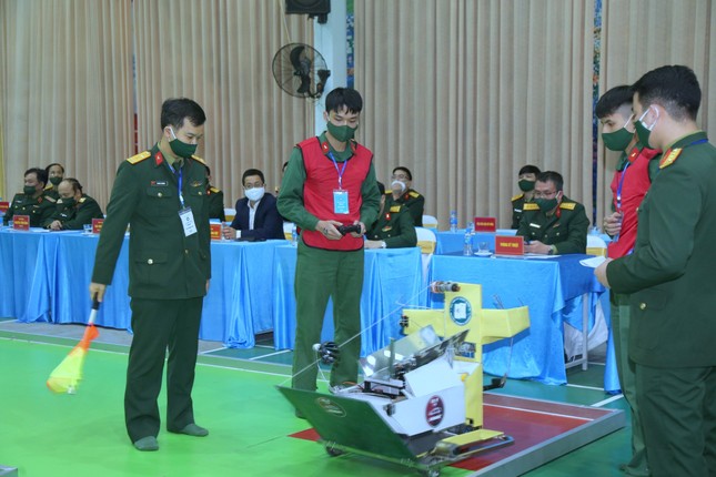 Học viên quân sự và sinh viên thiết kế robot đánh chiếm ‘cứ điểm Điện ...