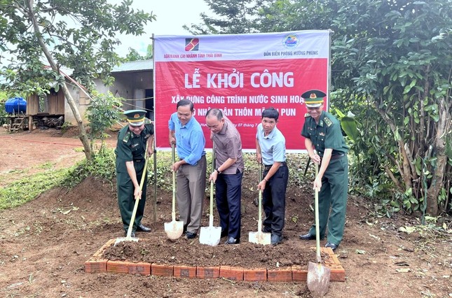 Chiến sĩ Biên phòng mang nước sạch và ánh sáng cho người dân biên giới Việt - Lào ảnh 1