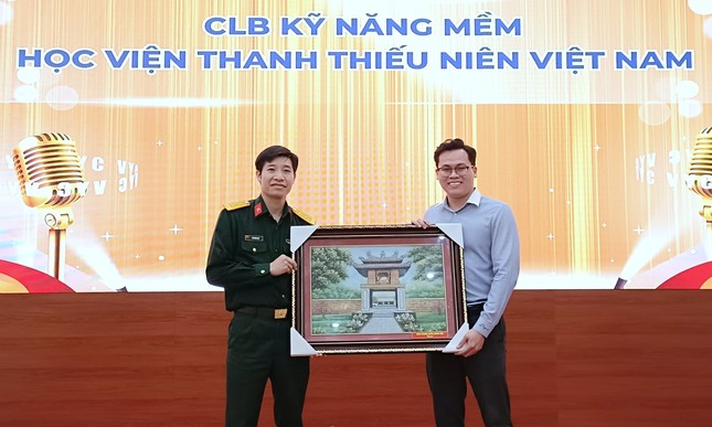 100 thủ lĩnh thanh niên Quân đội giao lưu, trải nghiệm tại Học viện Thanh thiếu niên Việt Nam ảnh 1