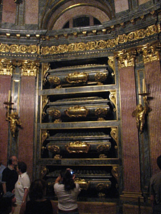 Descubre la tumba secreta bajo el palacio real español foto 4