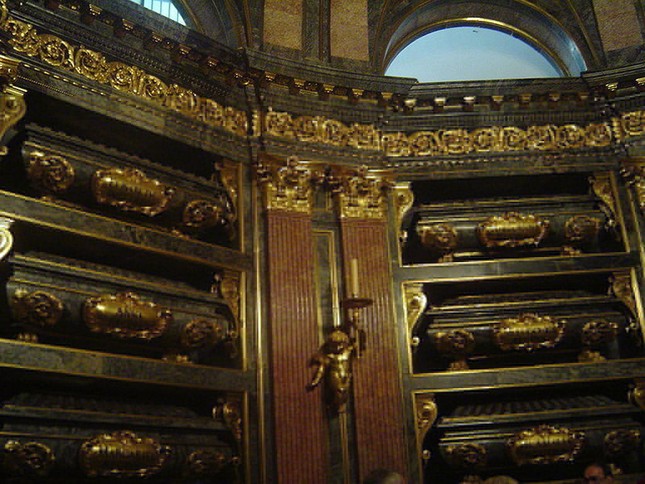 Descubre la tumba secreta bajo el palacio real español foto 5