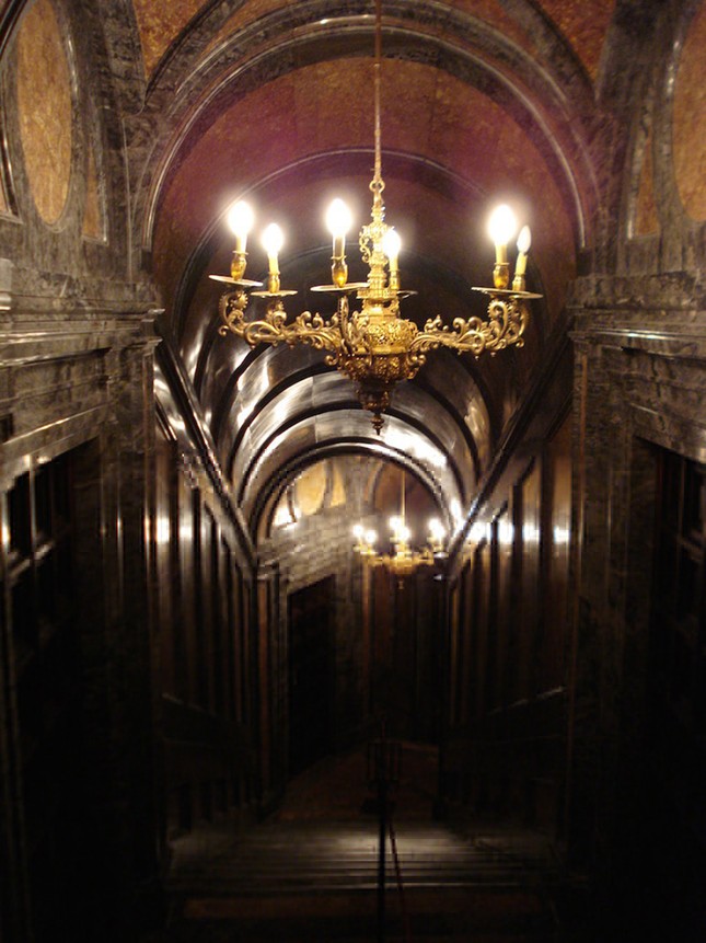 Descubre la tumba secreta bajo el palacio real español foto 7