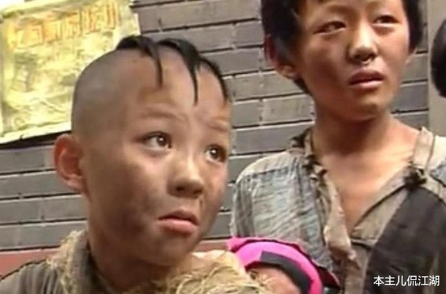 Cuộc đời nam giới biểu diễn viên vào vai 'Tam Mao' sau 25 năm hình họa 4
