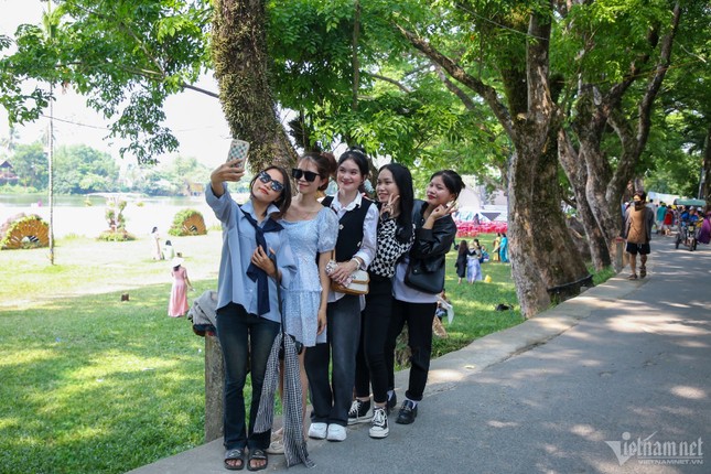 Chen chân check-in 9 cây sưa trăm tuổi vừa được công nhận di sản Việt Nam ảnh 4