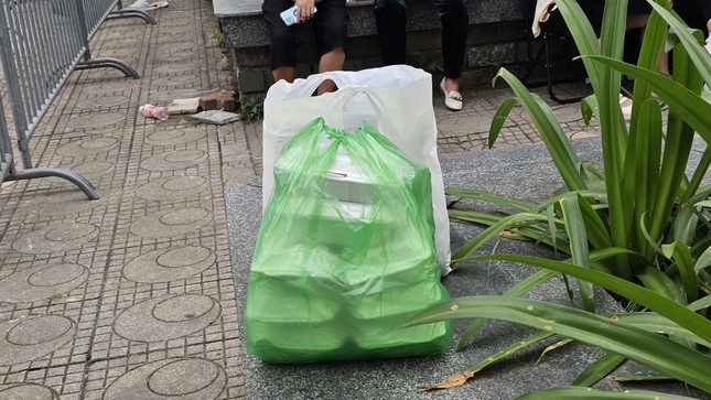 Mang cơm hộp, bánh mì 'tiếp tế' đấu giá đất huyện vùng ven Hà Nội ảnh 4