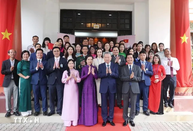 Tổng Bí thư và Phu nhân thăm Đại sứ quán và gặp cộng đồng người Việt ở Malaysia ảnh 1