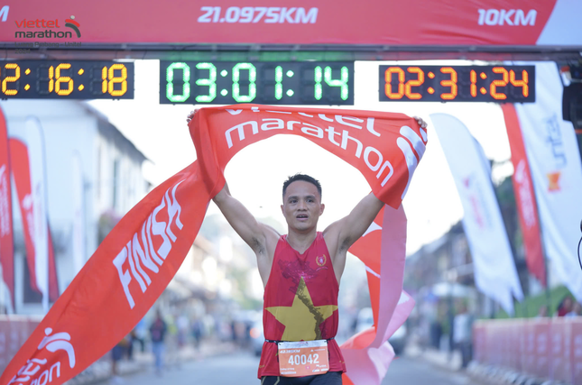 Ngỡ ngàng chân chạy nghiệp dư Việt Nam về nhất chặng đầu giải marathon xuyên 3 nước Đông Dương ảnh 1