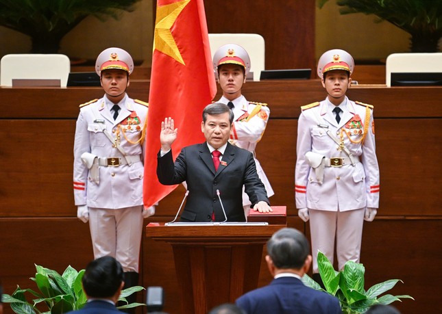 VIDEO: Tân Chánh án Tòa án nhân dân Tối cao Lê Minh Trí tuyên thệ nhậm chức ảnh 1