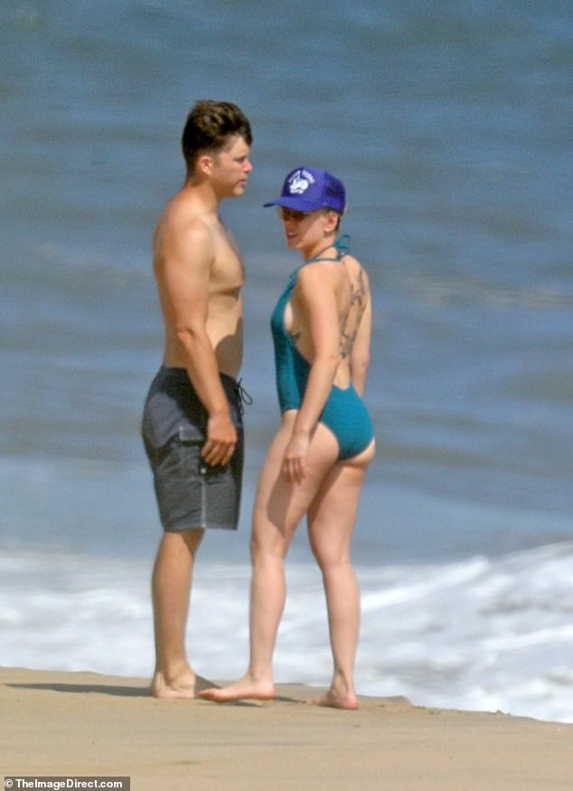 Scarlett Johansson rarely wears a sexy bikini, revealing her body flaws photo 4