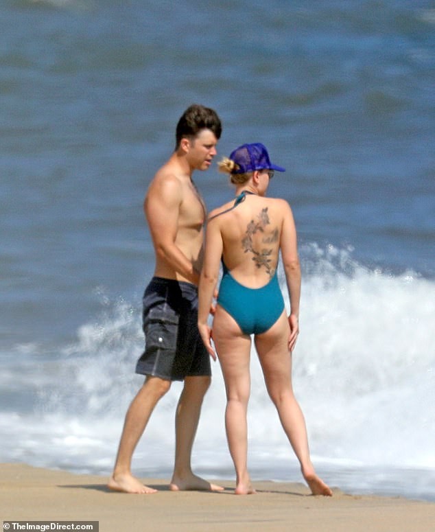 Scarlett Johansson rarely wears a sexy bikini, revealing her body flaws photo 5