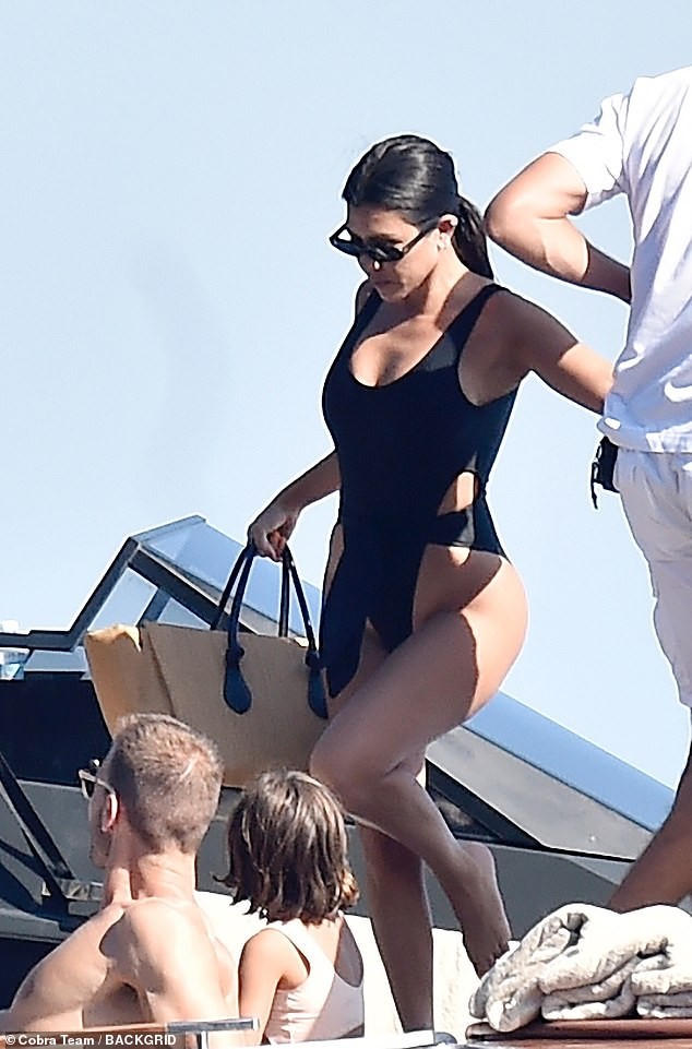 Chị cả ‘nấm lùn’ nhà Kardashian diện bikini da báo đọ dáng với em gái siêu mẫu ảnh 6