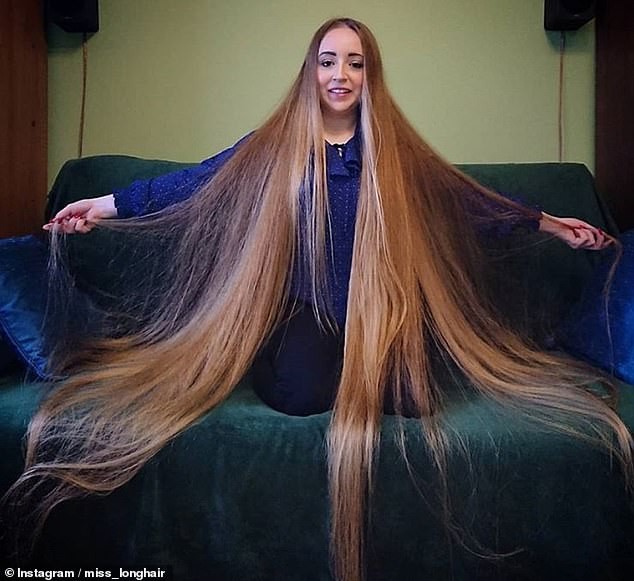 Choáng với má tóc lâu năm ngay gần 1m60 của nường Rapunzel đời thực hình họa 3