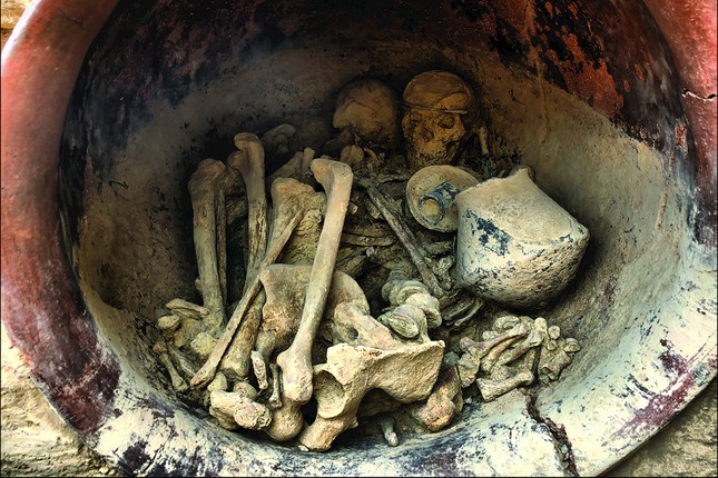 Discovery of the 3,700-year-old 'queen's' remains in a tomb filled with rare jewelry photo 1