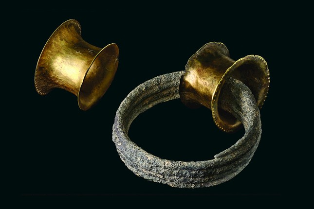 Discovery of the 3,700-year-old 'queen's' remains in a tomb filled with rare jewelry photo 3