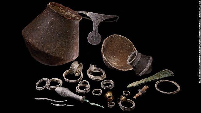 Discovery of the 3,700-year-old 'queen's' remains in a tomb filled with rare jewelry photo 4
