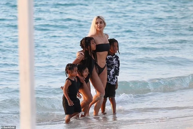 Kim Kardashian se muestra sumamente sexy en bikini cuando va a la playa con sus 4 hijos foto 1