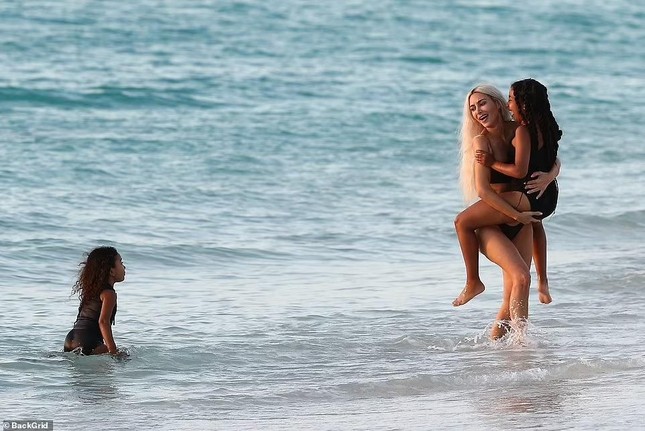 Kim Kardashian se muestra sumamente sexy en bikini cuando va a la playa con sus 4 hijos foto 6