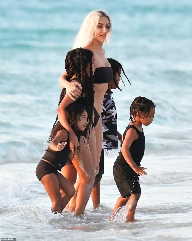 Kim Kardashian se muestra sumamente sexy en bikini cuando va a la playa con sus 4 hijos foto 2