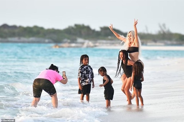 Kim Kardashian se muestra sumamente sexy en bikini cuando va a la playa con sus 4 hijos foto 3