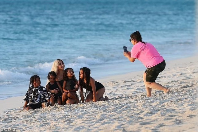 Kim Kardashian se muestra sumamente sexy en bikini cuando va a la playa con sus 4 hijos foto 11