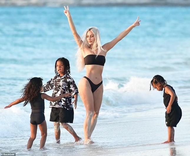 Kim Kardashian se muestra sumamente sexy en bikini cuando va a la playa con sus 4 hijos foto 8