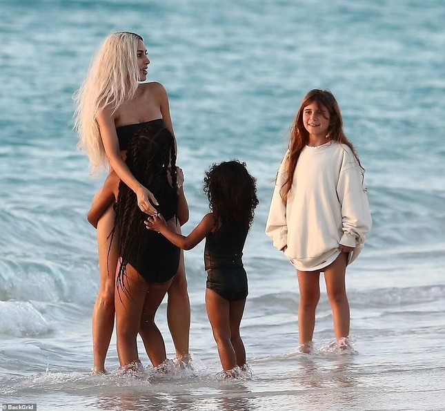 Kim Kardashian se muestra sumamente sexy en bikini cuando va a la playa con sus 4 hijos foto 10