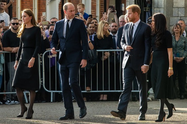 La princesse Kate est mal à l'aise lorsqu'elle marche à côté de Harry et Meghan photo 1