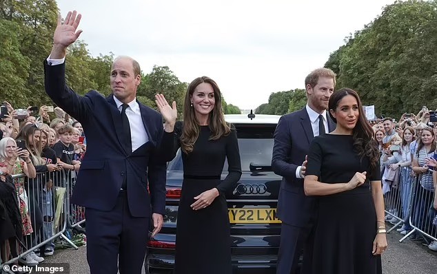 La princesse Kate est mal à l'aise lorsqu'elle marche à côté de Harry et Meghan photo 2