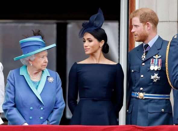 Harry - Meghan đã làm Nữ hoàng Elizabeth giận dữ ảnh 2