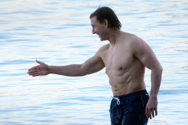 Tom Cruise cởi trần tắm biển giữa lúc con gái bỏ họ cha ảnh 2