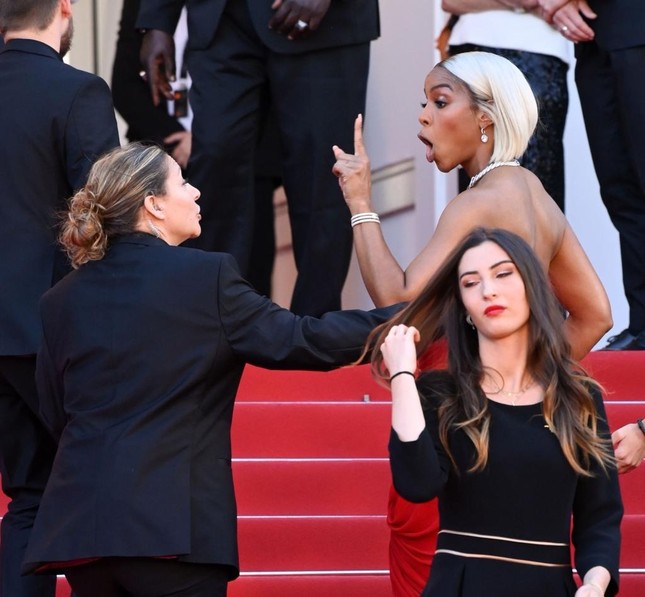 Nữ ca sĩ chỉ tay, mắng mỏ nhân viên trên thảm đỏ Cannes ảnh 4